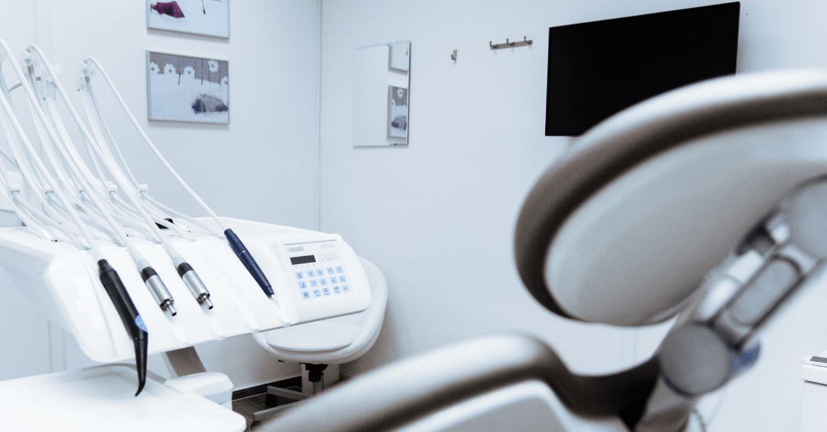 Klinika Smylo w Warszawie - jak leczyć ułamany ząb?